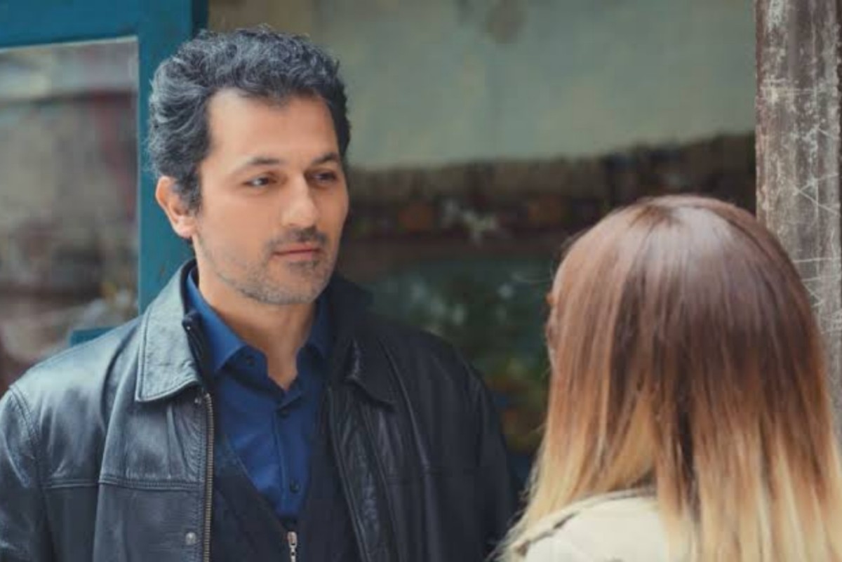 Cena de Ceyda confrontando Arif em Força de Mulher, exigindo a verdade sobre Sirin.