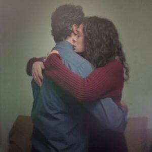 Cena de Bahar emocionada diante de Arif em Força de Mulher