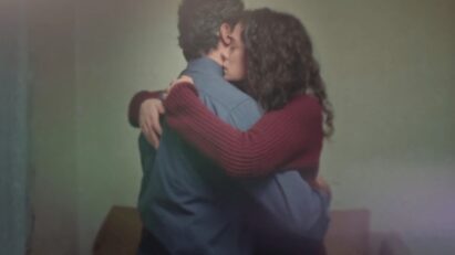 Cena de Bahar emocionada diante de Arif em Força de Mulher