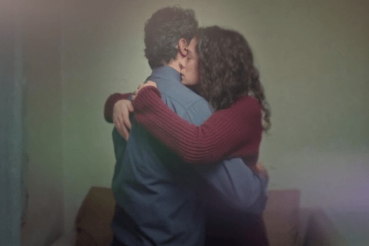 Cena de Bahar emocionada diante de Arif em Força de Mulher