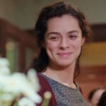 Bahar segura livro com seu nome na capa e se emociona em cena da novela Força de Mulher.