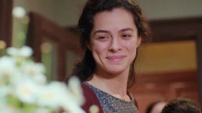 Bahar segura livro com seu nome na capa e se emociona em cena da novela Força de Mulher.