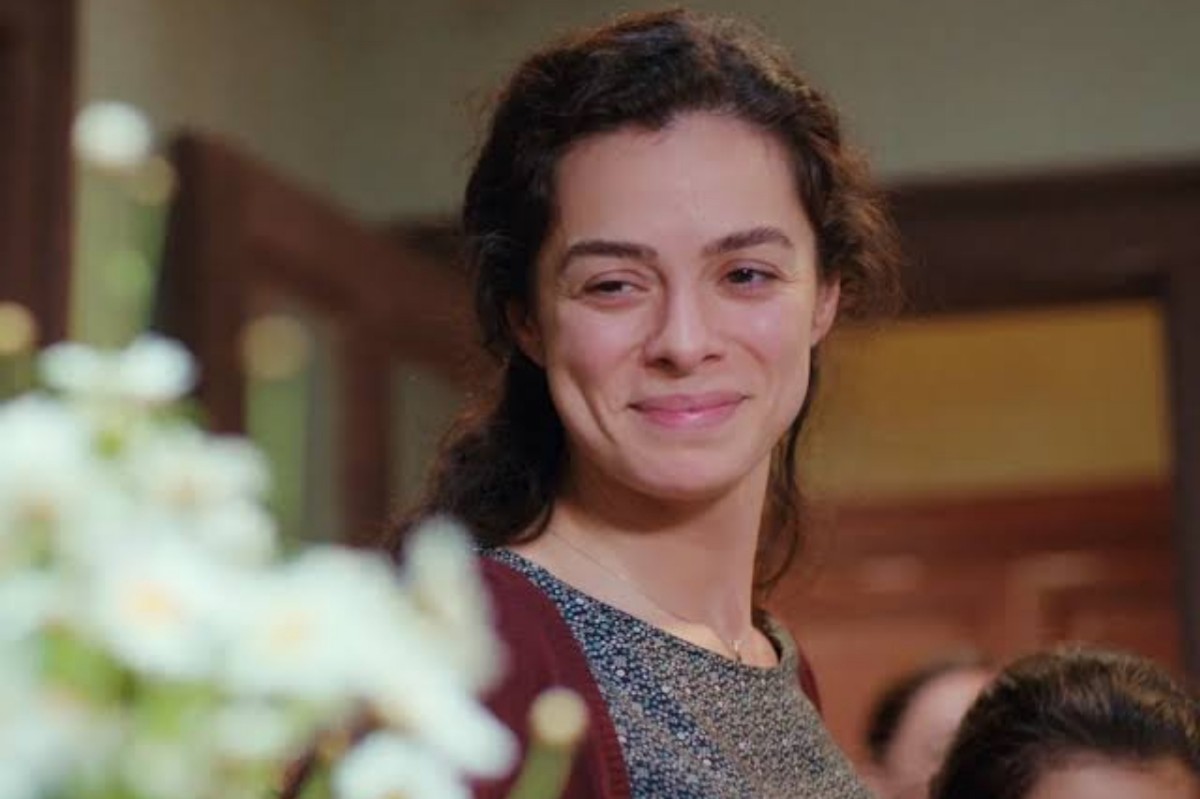 Bahar segura livro com seu nome na capa e se emociona em cena da novela Força de Mulher.