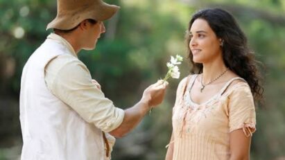 alt="Filó (Débora Nascimento) em cena de 'Êta Mundo Bom', talvez com Candinho, sorrindo."