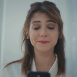 Cena de Força de Mulher com Ceyda mostrando a foto no celular para Fazilet, ambas emocionadas.