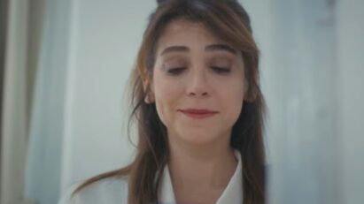 Cena de Força de Mulher com Ceyda mostrando a foto no celular para Fazilet, ambas emocionadas.