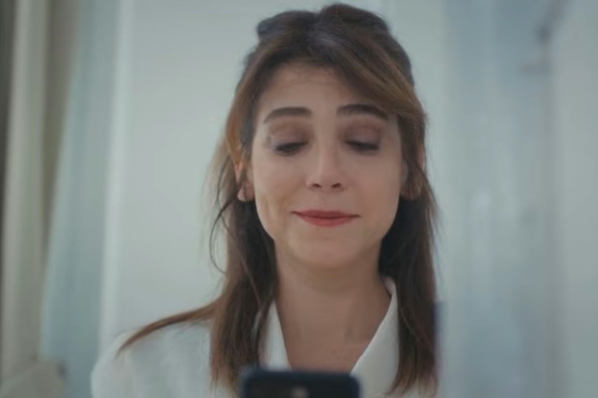 Cena de Força de Mulher com Ceyda mostrando a foto no celular para Fazilet, ambas emocionadas.