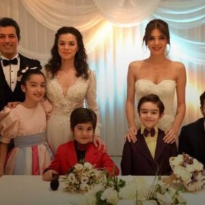 Ceyda e Bahar se preparando para a cerimônia conjunta