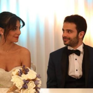 "Ceyda vestida de noiva ao lado de Raif na cerimônia de casamento em Força de Mulher"