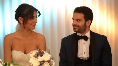 "Ceyda vestida de noiva ao lado de Raif na cerimônia de casamento em Força de Mulher"
