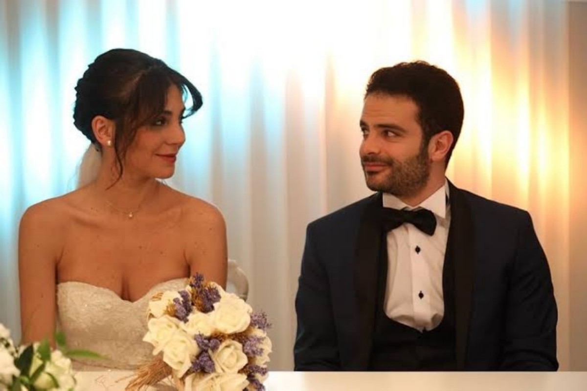 "Ceyda vestida de noiva ao lado de Raif na cerimônia de casamento em Força de Mulher"