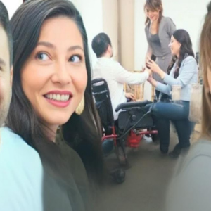 Raif sorrindo ao lado de Buket na sala de estar