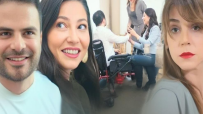 Raif sorrindo ao lado de Buket na sala de estar