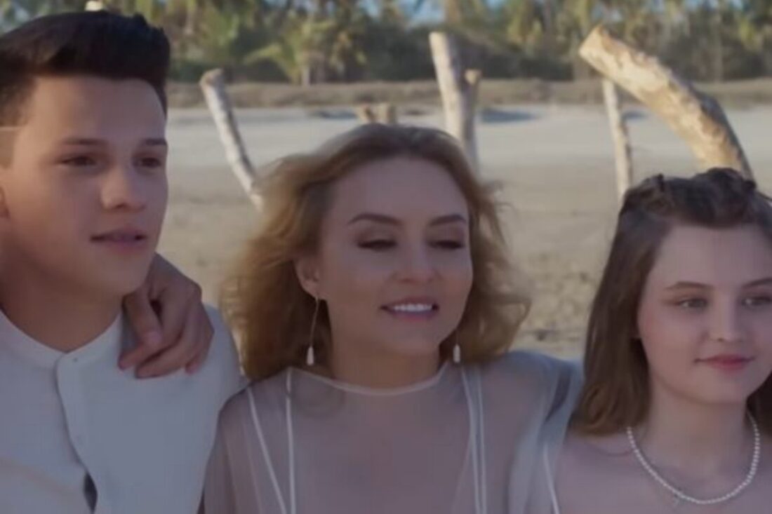 Leona com seus filhos, Ana Julia e Benjamín, em um abraço emocionante: "Leona abraça seus filhos, Ana Julia e Benjamín, simbolizando o verdadeiro 'amor invencível' no desfecho da novela."