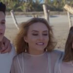Leona com seus filhos, Ana Julia e Benjamín, em um abraço emocionante: "Leona abraça seus filhos, Ana Julia e Benjamín, simbolizando o verdadeiro 'amor invencível' no desfecho da novela."