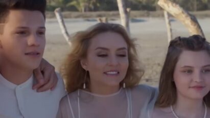 Leona com seus filhos, Ana Julia e Benjamín, em um abraço emocionante: "Leona abraça seus filhos, Ana Julia e Benjamín, simbolizando o verdadeiro 'amor invencível' no desfecho da novela."