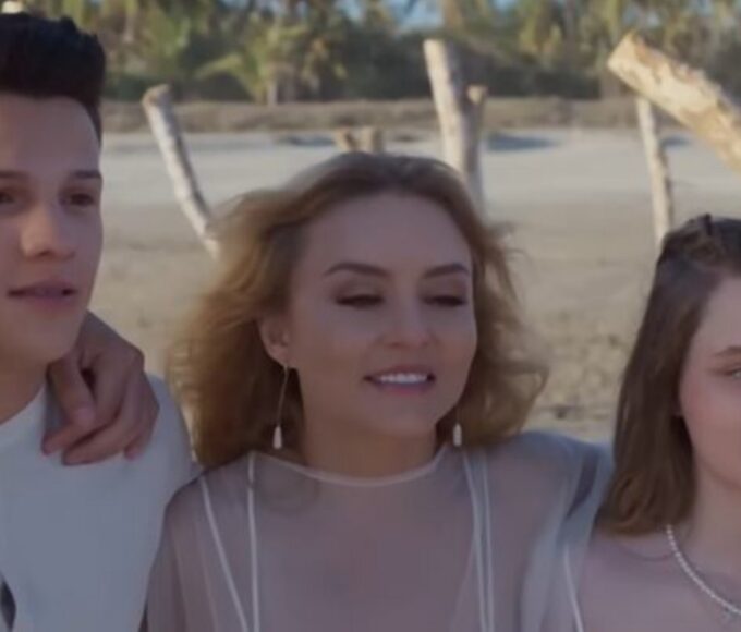 Leona com seus filhos, Ana Julia e Benjamín, em um abraço emocionante: "Leona abraça seus filhos, Ana Julia e Benjamín, simbolizando o verdadeiro 'amor invencível' no desfecho da novela."