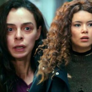 Bahar com expressão de alívio ao sair do hospital psiquiátrico onde internou Sirin.