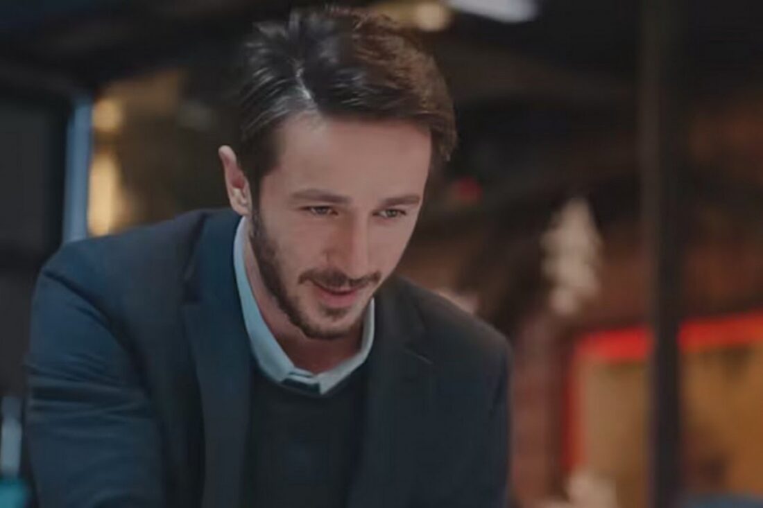 Emre observa Bahar com desconfiança após armação de Sirin.