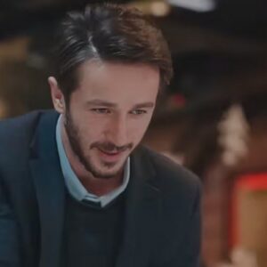 Emre observa Bahar com desconfiança após armação de Sirin.