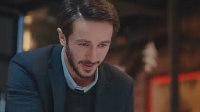 Emre observa Bahar com desconfiança após armação de Sirin.