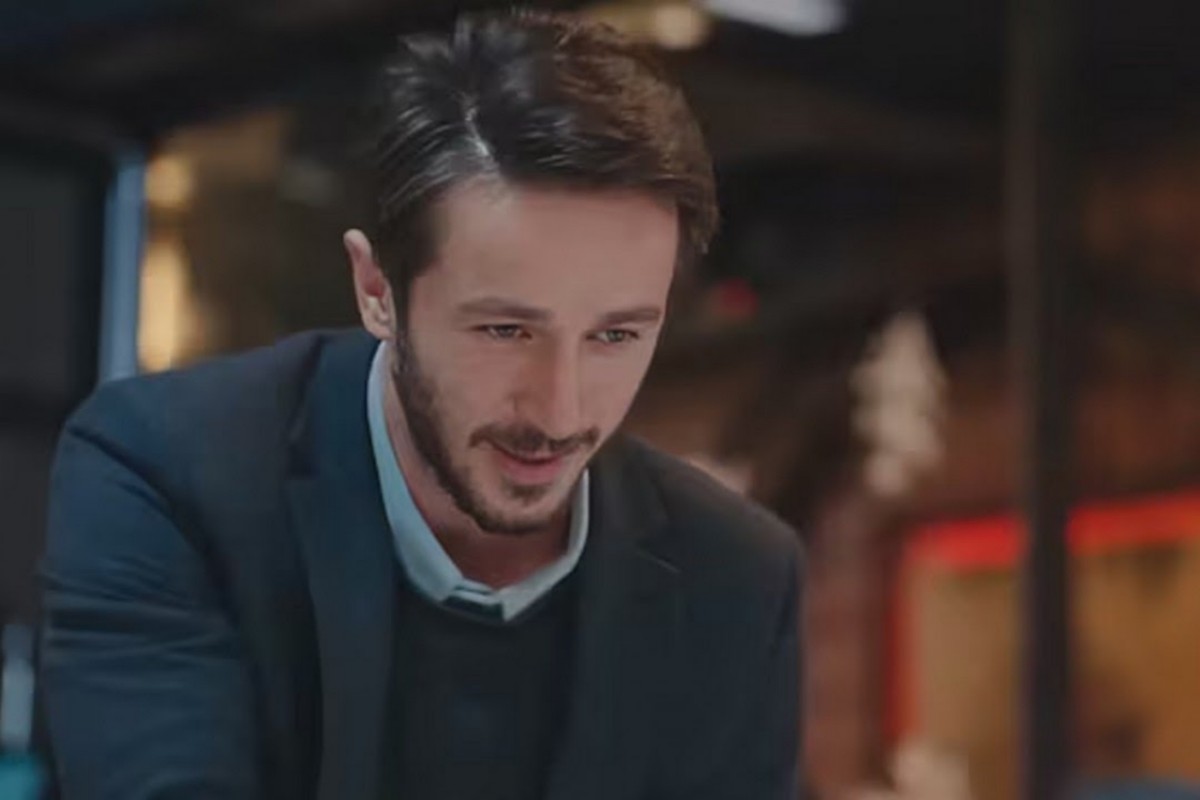 Emre observa Bahar com desconfiança após armação de Sirin.