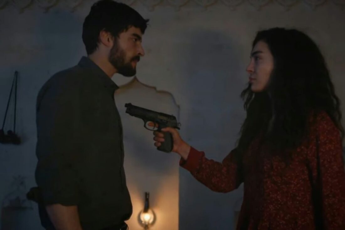 alt="Miran (Akın Akınözü) e Reyyan (Ebru Şahin) em um confronto tenso dentro de uma casa isolada em Hercai."
