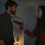 alt="Miran (Akın Akınözü) e Reyyan (Ebru Şahin) em um confronto tenso dentro de uma casa isolada em Hercai."
