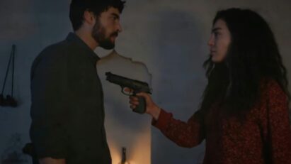 alt="Miran (Akın Akınözü) e Reyyan (Ebru Şahin) em um confronto tenso dentro de uma casa isolada em Hercai."