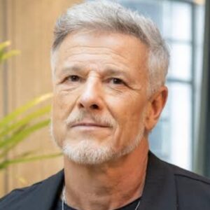 Jaques tenta seduzir Vanderson em cena polêmica de Dona de Mim