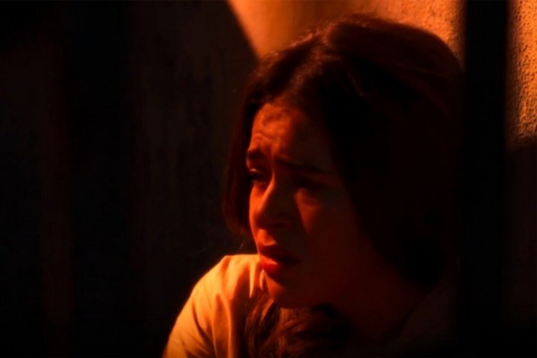 Maisa como Bia em cena decisiva de Garota do Momento, sendo condenada no tribunal.