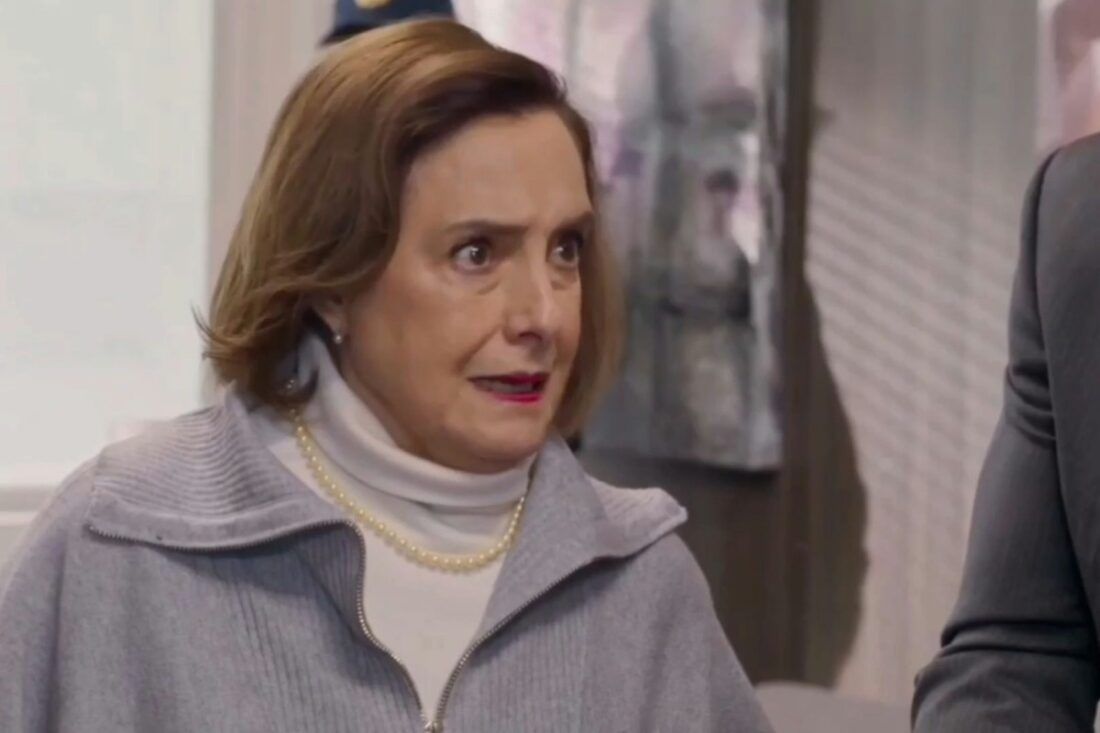 Martina encara Paula no hospital e exige que ela se afaste de Rogério, em cena dramática da novela Eternamente Apaixonados.