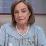 Martina com semblante sereno, cercada pela família Iturbide: "Martina (Diana Bracho), a matriarca, em seus últimos momentos, cercada pelo amor de sua família em 'Eternamente Apaixonados'."