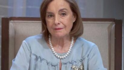 Martina com semblante sereno, cercada pela família Iturbide: "Martina (Diana Bracho), a matriarca, em seus últimos momentos, cercada pelo amor de sua família em 'Eternamente Apaixonados'."