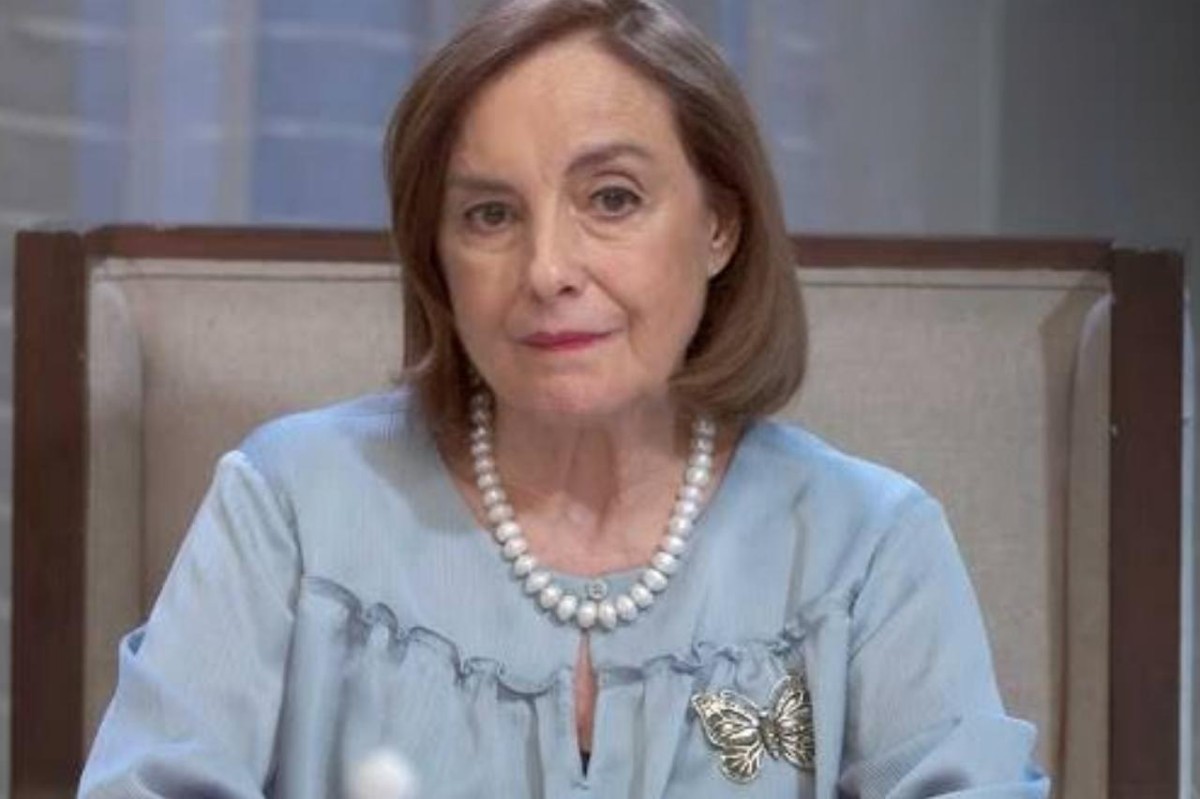 Martina com semblante sereno, cercada pela família Iturbide: "Martina (Diana Bracho), a matriarca, em seus últimos momentos, cercada pelo amor de sua família em 'Eternamente Apaixonados'."