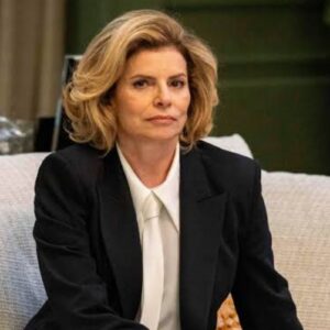 "Odete Roitman em cena dramática após descobrir chantagem de Ana Clara em Vale Tudo".