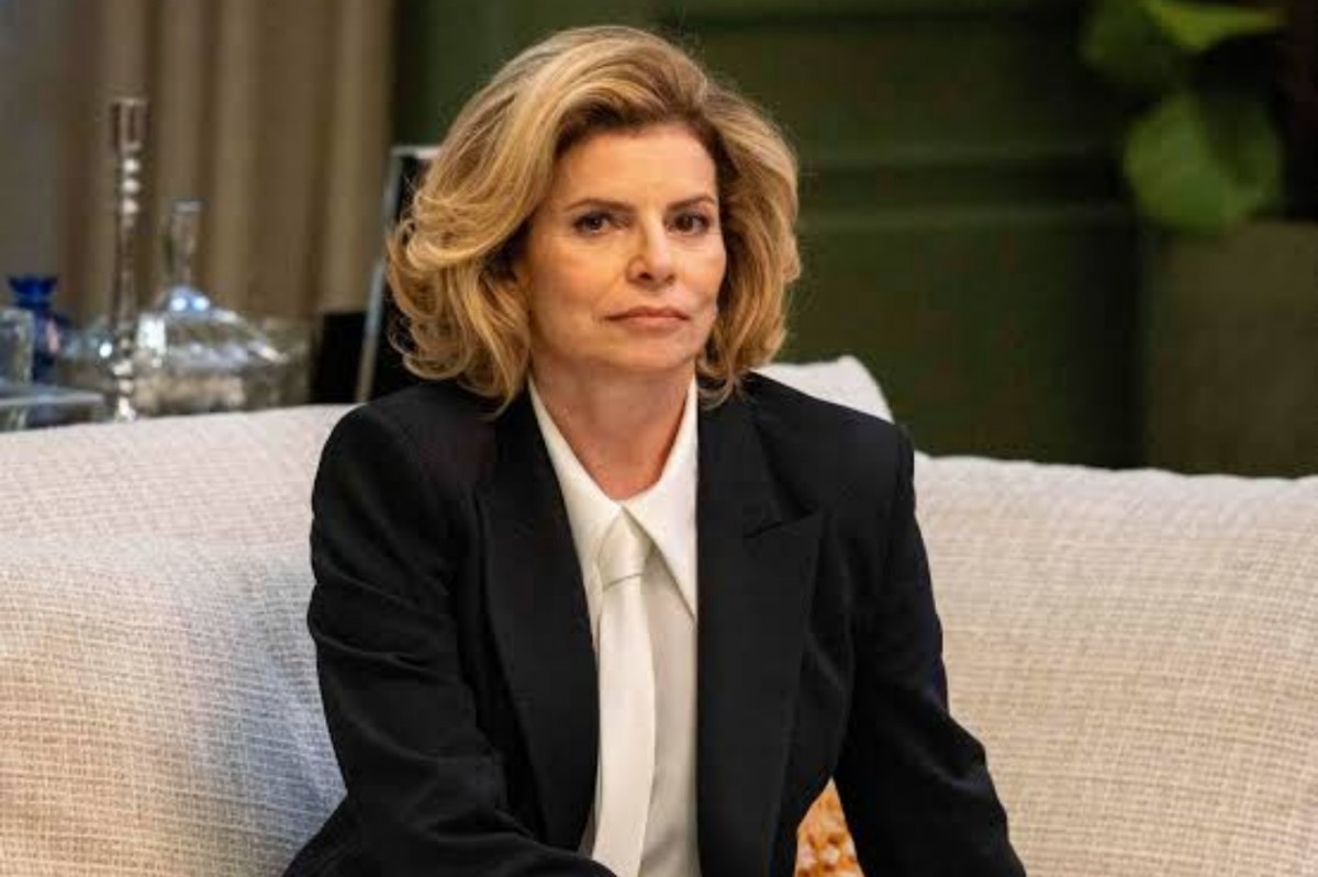 "Odete Roitman em cena dramática após descobrir chantagem de Ana Clara em Vale Tudo".