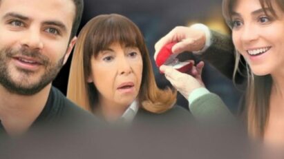 alt="Ceyda olhando chocada para uma aliança na palma da mão, em Força de Mulher"