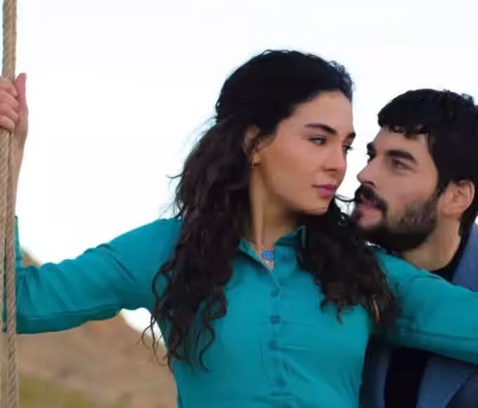 Reyyan (Ebru Şahin) e Miran (Akın Akınözü) t