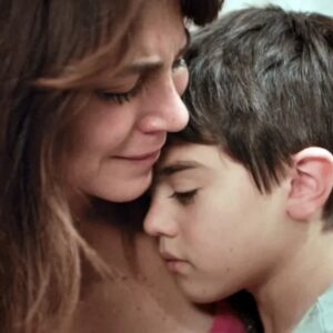 alt="Ceyda abraçando Satilmis com lágrimas nos olhos, em cena de Força de Mulher"