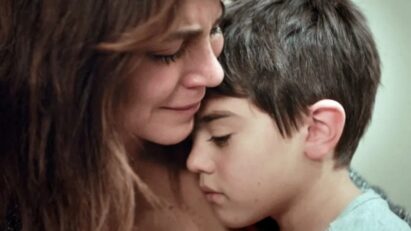 alt="Ceyda abraçando Satilmis com lágrimas nos olhos, em cena de Força de Mulher"