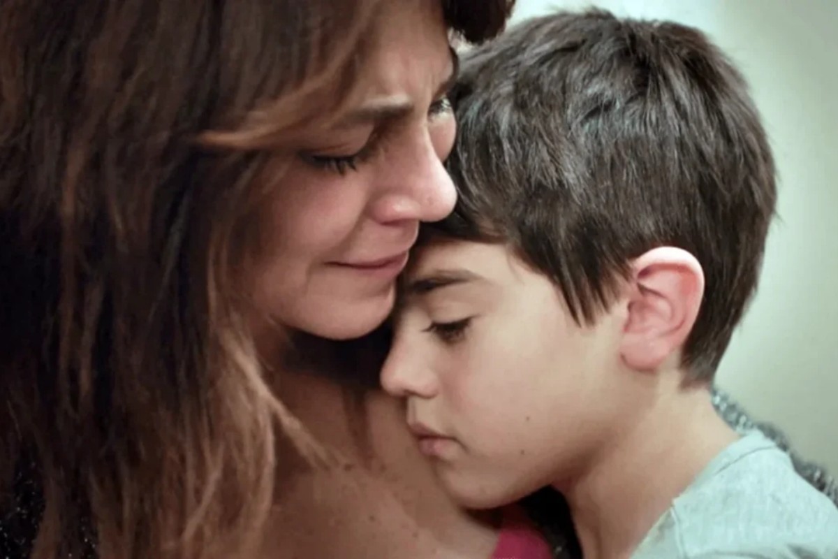 alt="Ceyda abraçando Satilmis com lágrimas nos olhos, em cena de Força de Mulher"