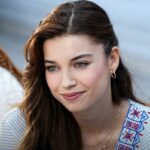 alt="Cena de 'O Canto do Pássaro' com os personagens Ferit (Mert Ramazan Demir) e Seyran (Afra Saraçoglu) se olhando intensamente."