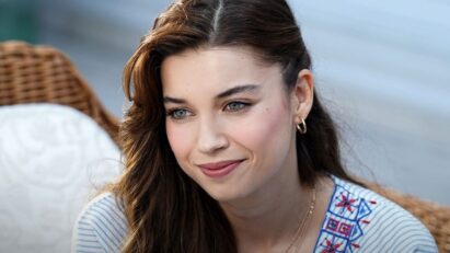 alt="Cena de 'O Canto do Pássaro' com os personagens Ferit (Mert Ramazan Demir) e Seyran (Afra Saraçoglu) se olhando intensamente."