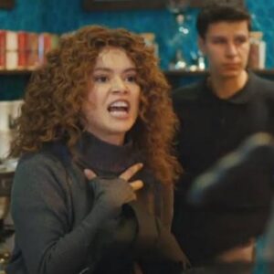 Cena de Sirin em surto na cafeteria, quebrando objetos e sendo contida após confissão pública.