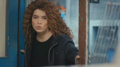 alt="Sirin jogando a árvore de Natal no