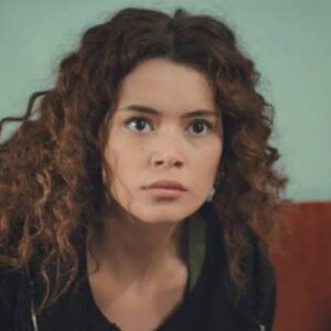 Bahar e Sirin em confronto tenso durante a ceia de Natal em Força de Mulher