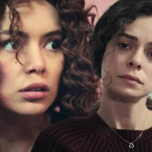 Sirin descontrolada sendo contida por enfermeiros enquanto grita com Bahar na entrada do hospital psiquiátrico em Força de Mulher