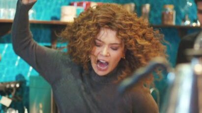 “Sirin sendo confrontada por Satilmis na cafeteria em cena dos capítulos finais de Força de Mulher.”