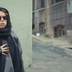 Sirin disfarçada com óculos e capuz andando pelas ruas de Istambul em cena tensa de Força de Mulher